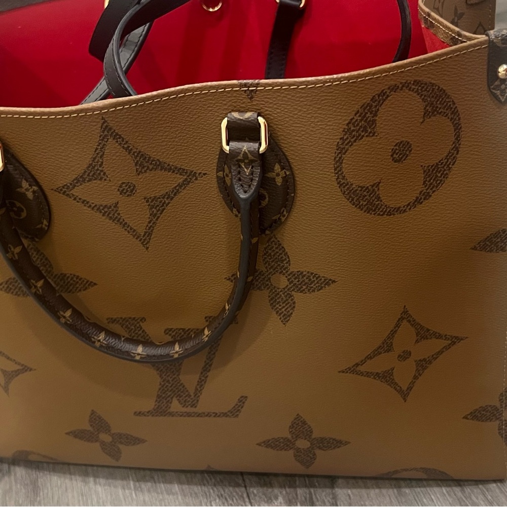 Louis Vuitton OnTheGo GM Tote - Picture 8 of 8